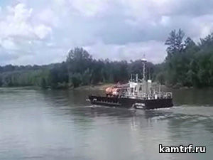 Новые баржи начали перевозку на двух переправах на реке Камчатке. Фото 1
